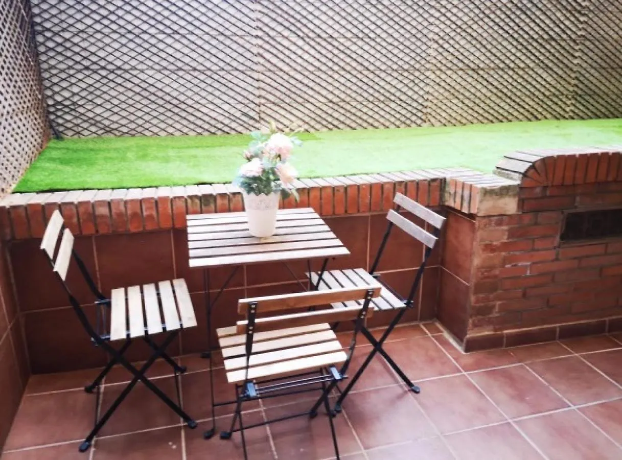 Find Calm At This Cozy City Sanctuary With Terrace 바르셀로나 아파트