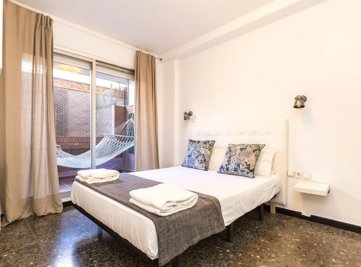 Find Calm At This Cozy City Sanctuary With Terrace 바르셀로나