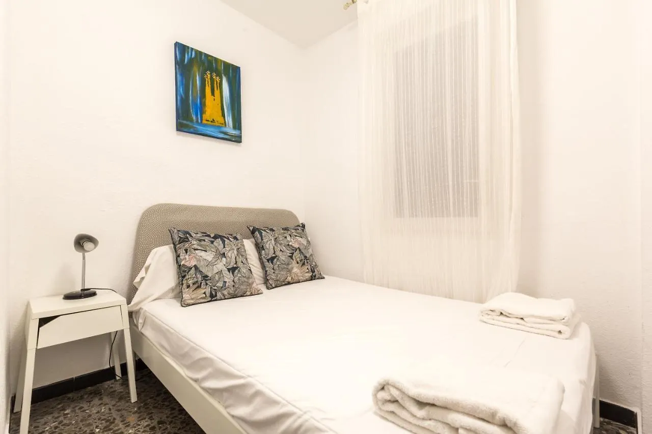 Find Calm At This Cozy City Sanctuary With Terrace 바르셀로나 0*,