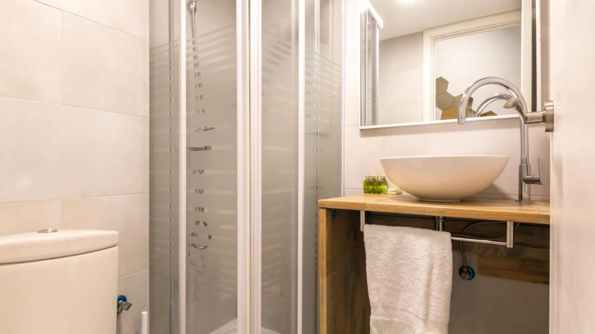 Find Calm At This Cozy City Sanctuary With Terrace 바르셀로나 0*,  스페인